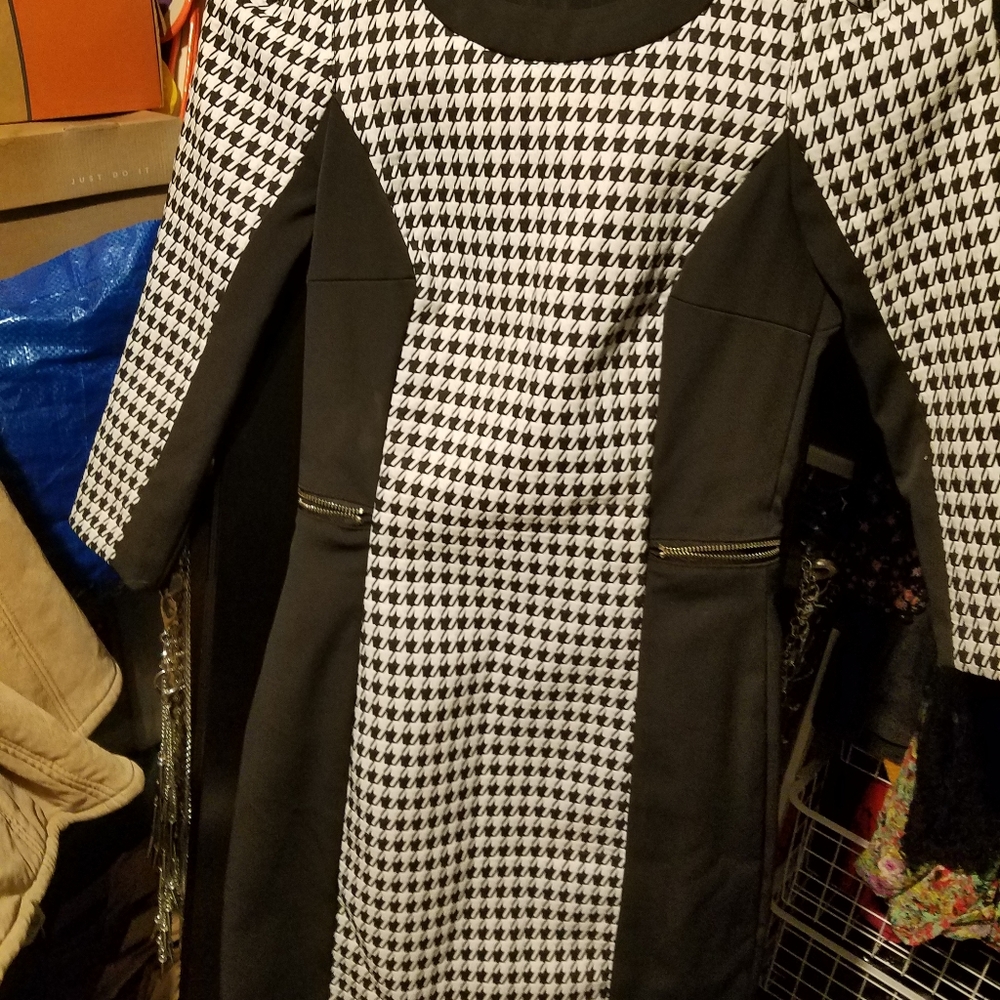 🚫DONATED🚫🍭5/$30🍭H&M Houndstooth Body Con Sleaved Dress - Picture 1 of 6